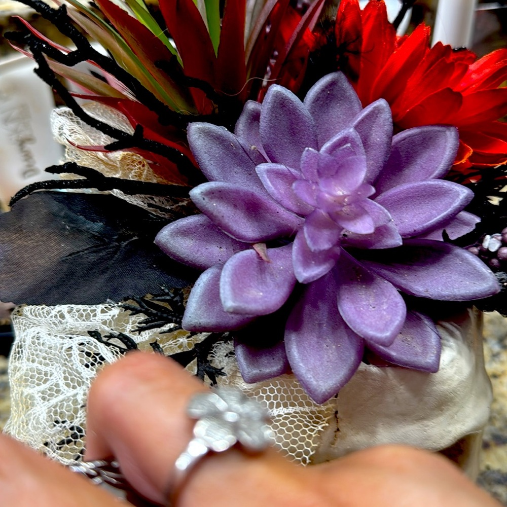 NEW Gorgeous Flower Ring! Siver it sparkles, Size 6